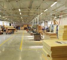Produkcję stolarki otworowej rozpoczęliśmy w roku 1998. Firma Agmar na przestrzeni lat stała się jednym z wiodących producentów drzwi drewnianych w kraju.
