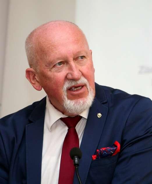 Prezes Bolesław Krystowczyk Zamykający obrady Mówca uznał, że warto przypomnieć jak wyglądała struktura organizacyjna firmy, wykonująca różne rozległe i złożone zadania, które były poddawane