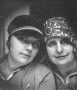 Mickiewicza i Wileńskiej] Helena Jaxa-Bąkowska, studentka Instytutu odznaka INH-G Helena studentka INH-G z matką (1930 r.