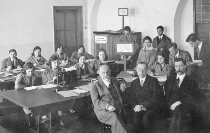 ) na pierwszym roku studiów w INH-G na trzecim roku studiów w INH-G Wilno, Klub młodych, 3 V 1930 r. [Obóz Wielkiej Polski.
