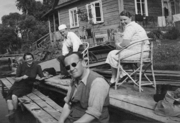 - 1 maja 1939 r. bierze ślub z Leonem Salmonowiczem, wdowcem, współpracownikiem w Banku Ziemskim [patrz: Akt ślubu] - zamieszkuje u męża Wilno, ul. Mickiewicza 44 m 16 - ostatni urlop 1939 r.