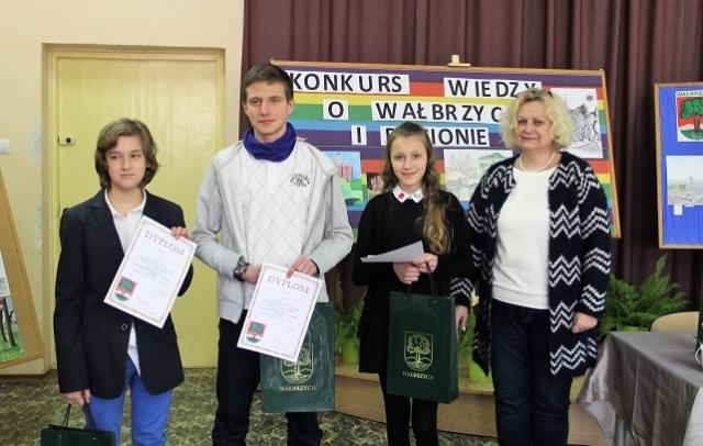Z życia szkoły XXIII Konkurs Wiedzy o Wałbrzychu i Regionie Tegoroczny XXIII Konkurs Wiedzy o Wałbrzychu i Regionie zorganizowany przez Zespół Szkolno-Przedszkolny nr 4 we współpracy z Miejską