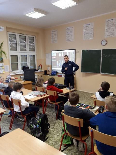 ,,Stop Drugs" Spotkanie z przedstawicielem Policji, pogadanka o narkotykach i dopalaczach.