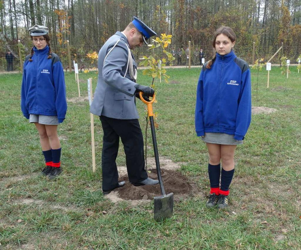 Po apelu uczestnicy uroczystości udali się do miejsca, gdzie został utworzony park, w którym