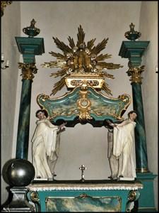 W krużgankach klasztoru w kaplicy Matki Bożej Pocieszenia, jest malowidło ścienne; Matki Bożej z Dzieciątkiem i ze świętymi Augustynem i Mikołajem z Tolentino, z XV/XVI w.