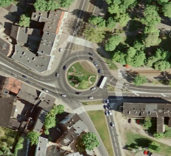 Rys. 1. Usytuowanie na sieci drogowej miasta i widok na rondo Bernardyńskie (źródło: googlemaps) 1 OGÓLNE CHARAKTERYSTYKI RUCHOWE I BEZPIECZEŃSTWA RUCHU Rondo Bernardyńskie od 2004r. do lipca 2011r.