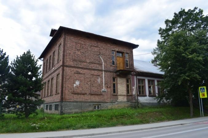 18 Stara szkoła w Binarowej - widok od strony DW 980 Stara szkoła w Binarowej - widok od boiska Stara szkoła w