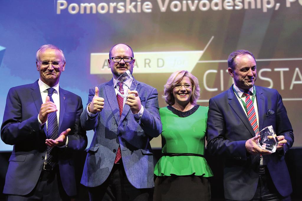 108 PRZEPIS NA SUKCES, CZYLI JAK ZREWITALIZOWANO DOLNE MIASTO W GDAŃSKU Fot. 3. Przewodniczący Jury Lambert van Nistelrooij, prezydent Gdańska Paweł Adamowicz, Komisarz ds.