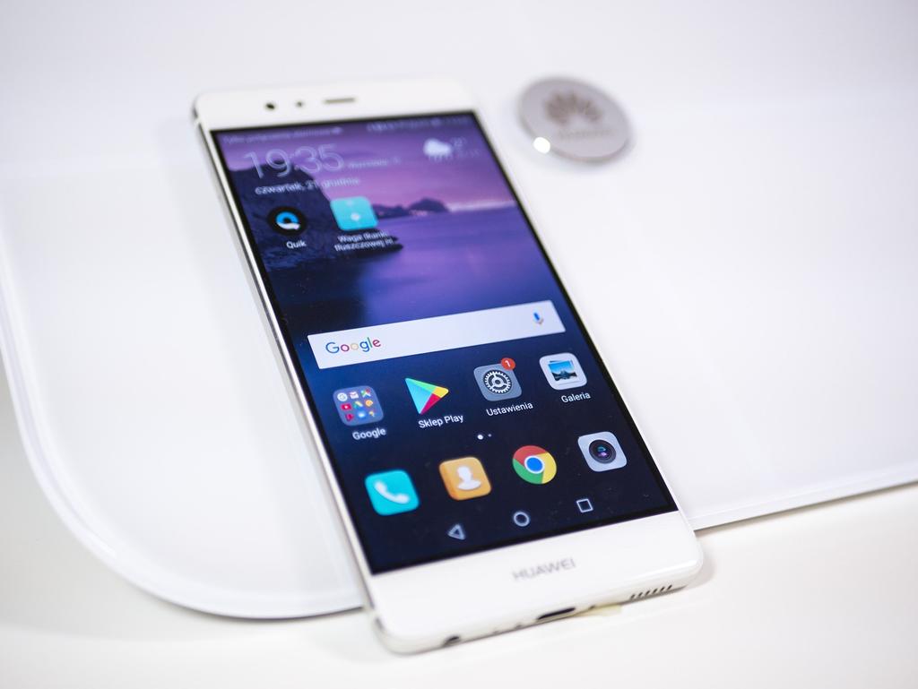 Budowa 6 Huawei Smart Scale to najładniejsza inteligentna waga, jaka dotąd widziałem. Cała wierzchnia część urządzenia została wykonana z jednego kawałka hartowanego, białego szkła.
