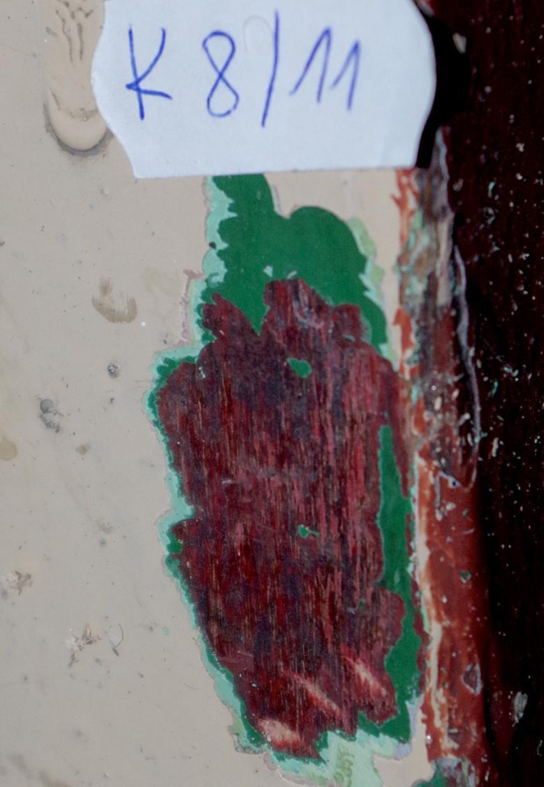 Odkrywka na słupku balustrady, zbliżenie drewna z widoczną warstwą lakierobejcy Tab. 7. Stratygrafia warstw, pr.