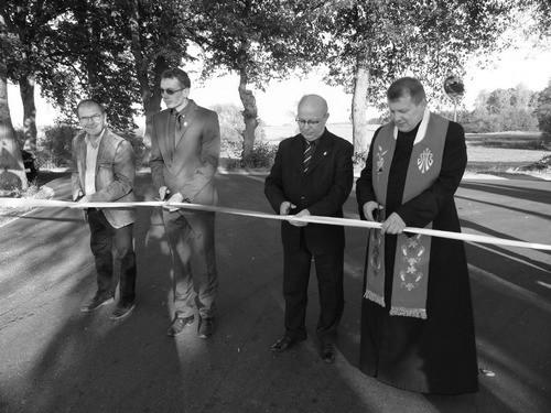 MIESZKAŃCY CIESZĄ SIĘ Z NOWYCH DRÓG Miniony weekend obfitował w dwa przesympatyczne wydarzenia, czyli odbiory dróg. Tradycją w gminie Kowalewo Pom.