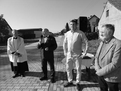 W Chełmoniu wstęgę przeciął sołtys Piotr Bender, radny Michał Klafczyński, ks. proboszcz Zdzisław Szauer oraz Burmistrz Miasta Andrzej Grabowski.