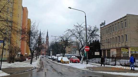 Ulica Wyszyńskiego w kierunku północnym prowadzi do ulicy Zamkowej prowadzącej do centrum miasta.