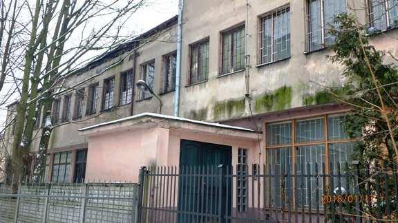 stosunku do poziomu terenu ulicy.