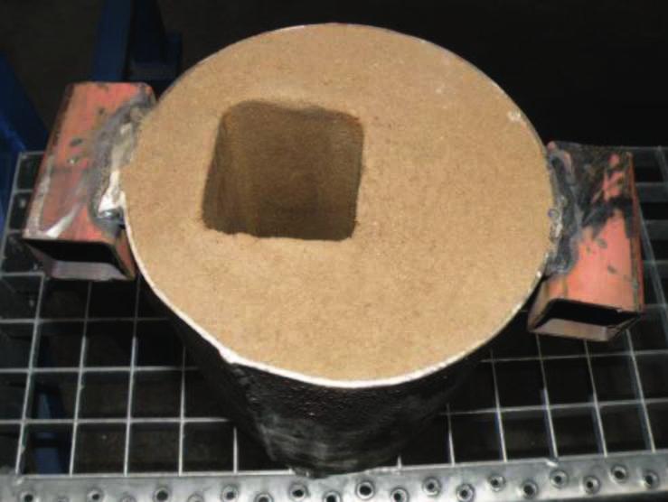 2. a) Alloy melting stand, b) sand mould, c) cast ingot Rys. 3.