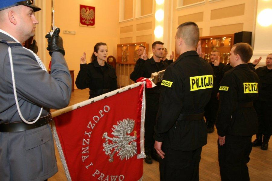 POLICJA.PL http://www.policja.pl/pol/aktualnosci/157837,nowi-funkcjonariusze-w-lubelskim-stolecznym-i-lodzkim-garnizonie-policji.html 2018-12-24, 12:42 Strona znajduje się w archiwum.