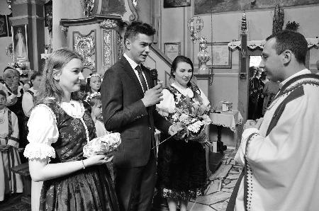 Str. 16 NR 45 2018 Prymicje ks. Szymona w Krempachach W uroczystość liturgiczną Ciała i Krwi Chrystusa - Boże Ciało, w dniu 31 maja 2018 r. o godz.