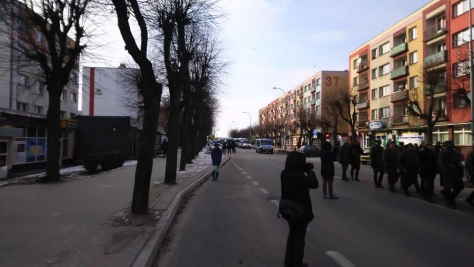 Policja na bieżąco, chwilę przed przejściem marszu, zamykała kolejne ulice dochodzące do ul. Stefana Batorego (Jagiełły, ks. Worobieja, Boczna, Lipowa).