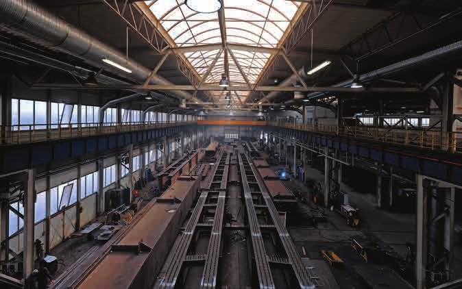 PRODUKCJA PRZEMYSŁOWA Produkcja przemysłowa realizowana jest przez dwie jednostki - Wytwórnię Konstrukcji Stalowych (WKS) oraz Zakład Prefabrykacji. Roczna zdolność produkcyjna WKS to 8000 ton.