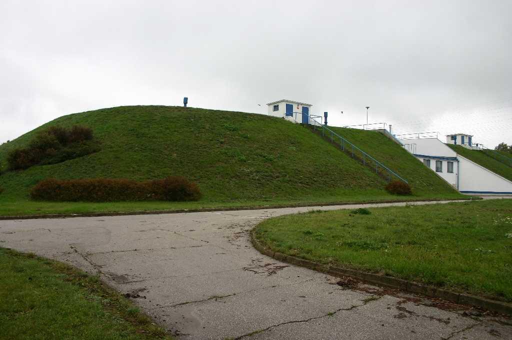 Zbiorniki cylindryczne z lat 70-tych XX wieku Położenie - zbiorniki zagłębione obsypane