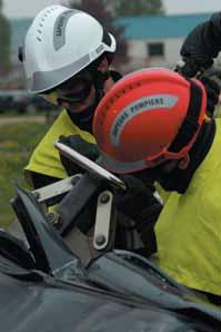 Ochrona głowy Traffic Rescue\ Ratownictwo drogowe Wyposażenie podstawowe: skorupa niewentylowana, pasek podbródkowy 3 pkt.