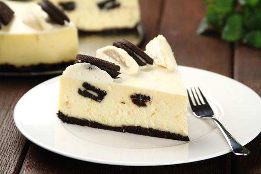 Sernik z ciastkami Oreo 15 minut Łatwe 60 minut 160 C Tortownica o średnicy 24cm ciastka oreo - 200 gramów Kostka do pieczenia Kasia - 85 gramów kremowy serek lekko słony - 800 gramów śmietanka