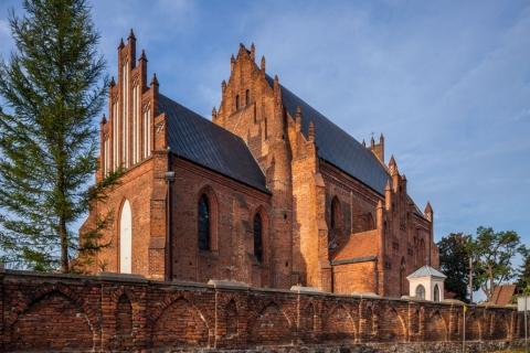 W ołtarzu głównym znajduje się rzeźbiony tryptyk ze scenami z życia św.