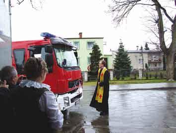 przedstawiciele jednostek OSP z terenu gminy Tczew, sołtys wsi oraz członkowie rady sołeckiej. Nowy wóz strażacki został poświęcony przez Ks.