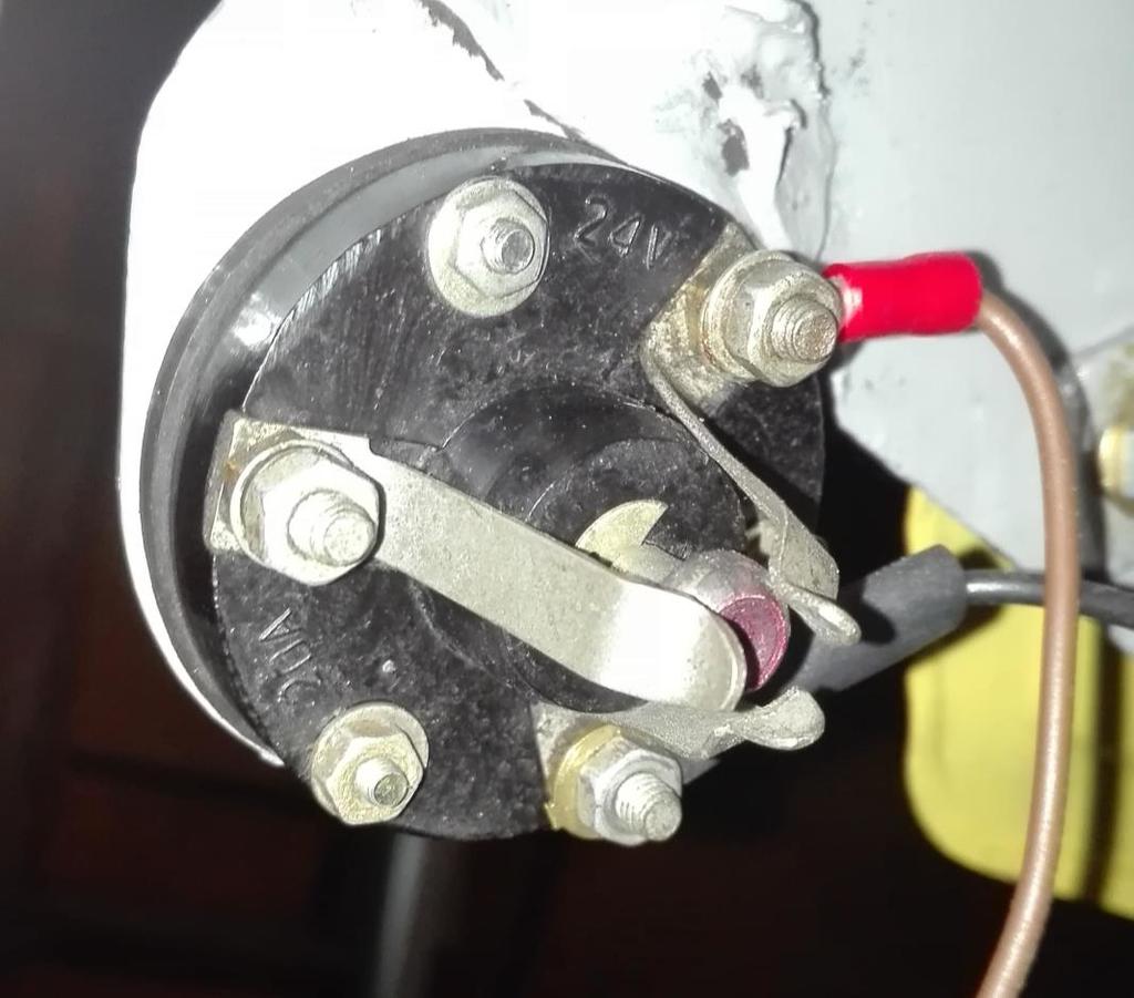 W ciągniku zastosowano rozrusznik R11a o mocy 2,9 kw (4KM). Do zużycia akumulatora najwięcej przyczynia się rozrusznik, dlatego trzeba posługiwać się nim umiejętnie.