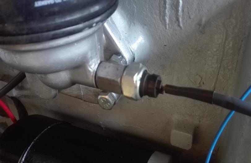 Rys. 39. Podłączony czujnik ciśnienia oleju. Po zainstalowanym czujniku ciśnienia oleju, podłączyłem zapalniczkę samochodową, klakson oraz alternator. Rys. 40.
