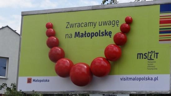 yc. 1. Przykład reklamy zewnętrznej wykorzystującej elementy 3D (Źródło http://nowy marketing.pl/a/1974,zwracamy-uwage-na-malopolske-billboardy-3d-wlepki-i-koralowe-kampery [dostęp: 23.08.2016]) Fig.