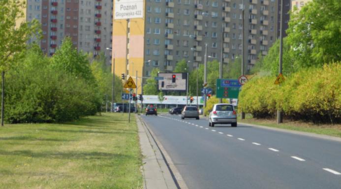 w miejscach o dużym natężeniu ruchu motorowego i pieszego, zwykle przy głównych skrzyżowaniach i rondach w mieście.