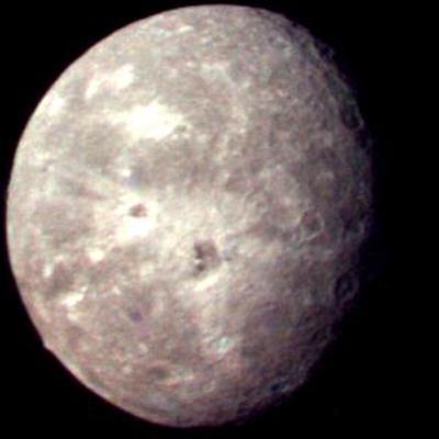 Jedyne wysokiej jakości zdjęcia Oberona pochodzą z sondy kosmicznej Voyager 2, która sfotografowała księżyc podczas jego przelotu w odległości 470 600 km od księżyca w styczniu 1986 roku Oberon jest