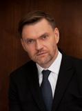 Specjalizuje się w obsłudze prawnej towarzystw funduszy inwestycyjnych, banków prowadzących działalność maklerską, firm inwestycyjnych i innych podmiotów działających na rynku kapitałowym, ze