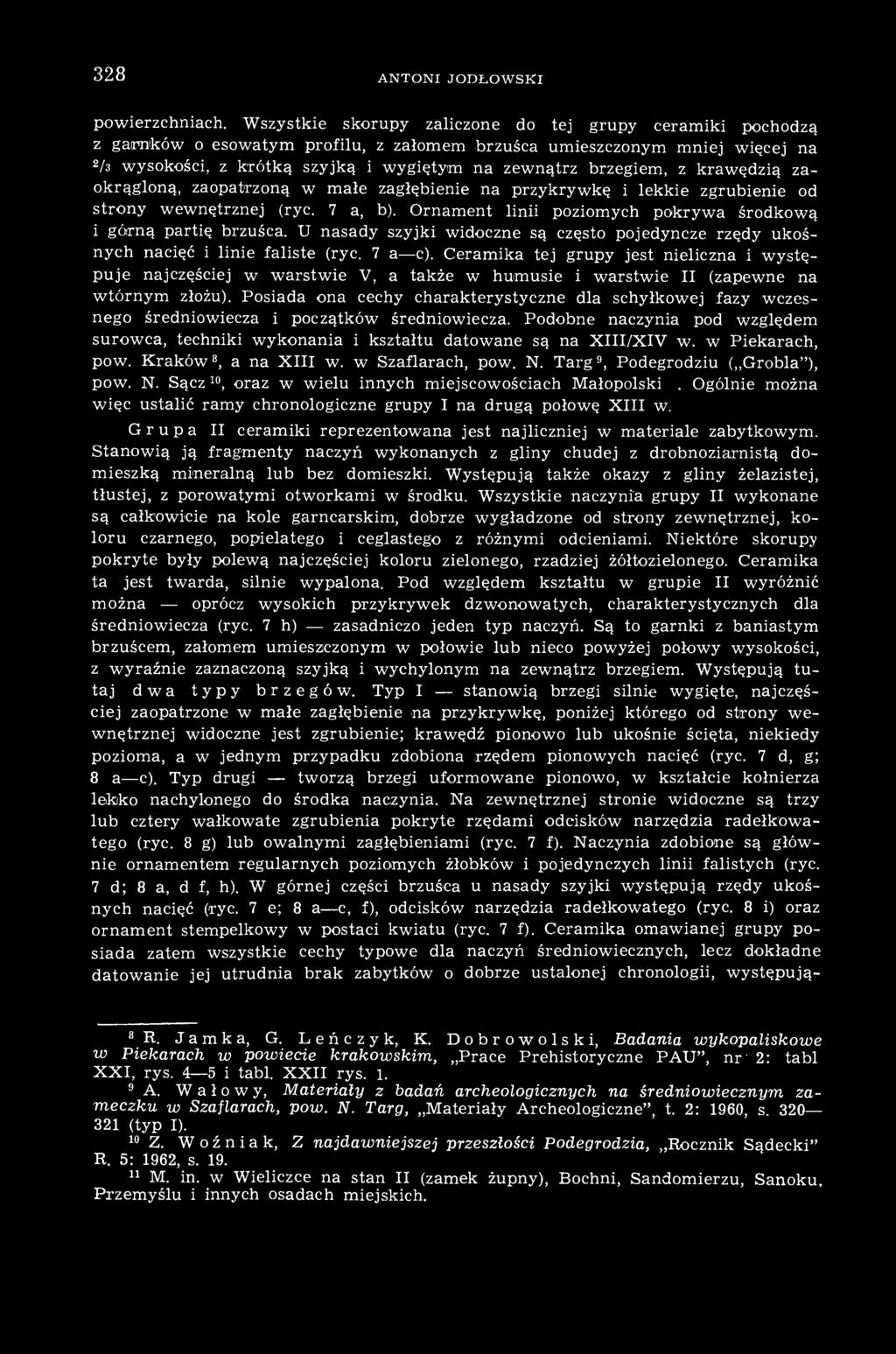 brzegiem, z krawędzią zaokrągloną, zaopatrzoną w małe zagłębienie na przykrywkę i lekkie zgrubienie od strony wewnętrznej (ryc. 7 a, b).