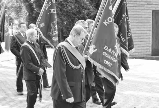 Podczas mszy przedstawiciele sołectw dziękując Panu Bogu za tegoroczne zbiory złożyli w darze: chleb, warzywa, owoce, orzechy i miód,