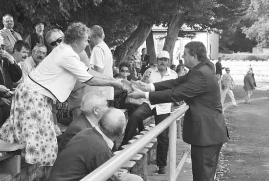 Z kolei pan Wójt podziękował przybyłemu na nasze dożynki Europosłowi panu Jarosławowi Wałęsie, dzięki któremu delegacja uczniów z Zespołu Szkół im.
