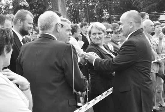 przeprowadzony został konkurs piłowania drewna piłą twoja-moja.