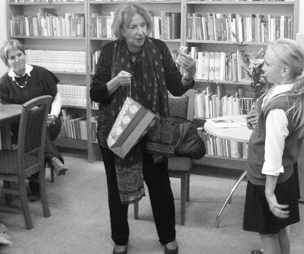 s. 38 Nr 10 (128) PAŹDZIERNIK 2010 Wieści Choczewskie WANDA CHOTOMSKA W CHOCZEWIE Autorka znanej dobranocki Jacek I Agatka, autorka około dwustu książek dla najmłodszych, realizatorka wielu audycji
