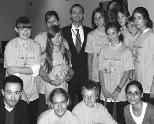 Wieści Choczewskie Nr 10 (128) PAŹDZIERNIK 2010 s. 41 WYRÓ NIENI GIMNAZJALIŒCI z panią przewodnik zwiedzaliśmy stolicę. Na Grand Place przepiękna architektura zaparła nam dech w piersiach.