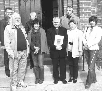 płytek marmurowych, wykonanie spoinowania w kolorze szarym oraz konserwacja ławek.