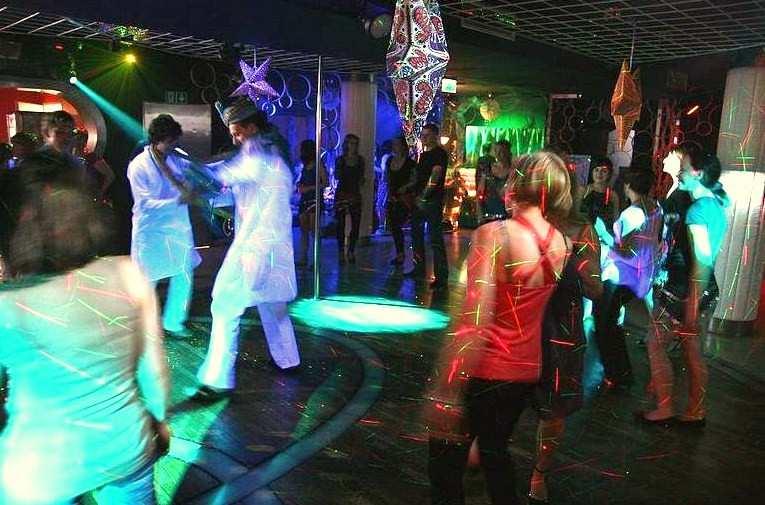 4 BOLLYWOOD NIGHT Gwiazdy indyjskiego ekranu, nauka wspólnego tańca, konkursy i zabawy tematyczne, wybór miss i mistera, pełna złota i różnokolorowych tkanin dekoracja,
