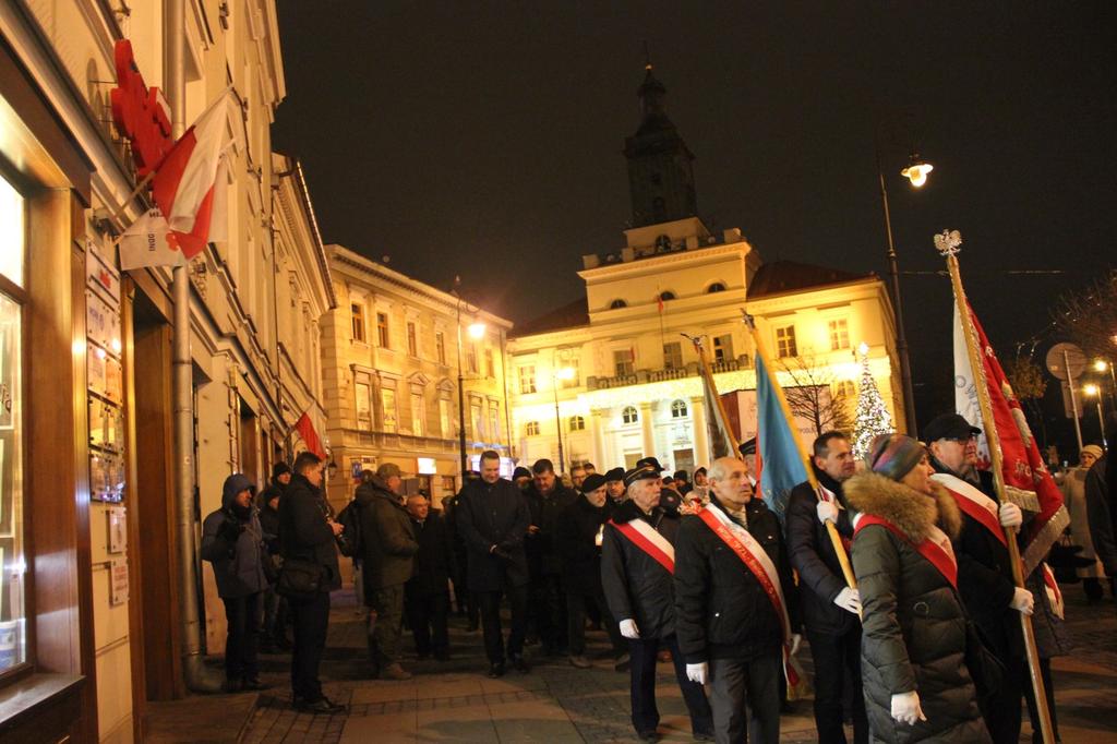 Jerzego Popiełuszki, gdzie przedstawiciele władz państwowych, samorządowych, osoby internowane oraz członkowie NSZZ Solidarność zapalili pamiątkowe znicze. Ks. prał.