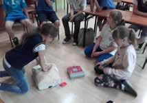 Zajęcia z udzielania pierwszej pomocy w Szkole Podstawowej nr 1 realizowane przez Kamilę Król, fot.