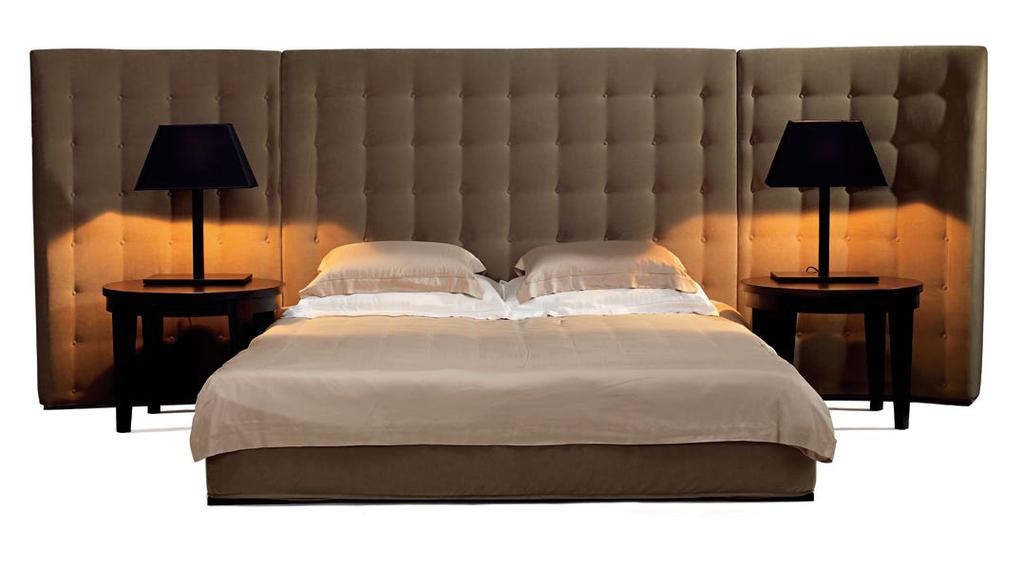Okazałe i dostojne łóżko może być ozdobą każdej dużej, nowoczesnej sypialni. Miękkie, tapicerowane wezgłowie zachęca do relaksu przy dobrej lekturze.