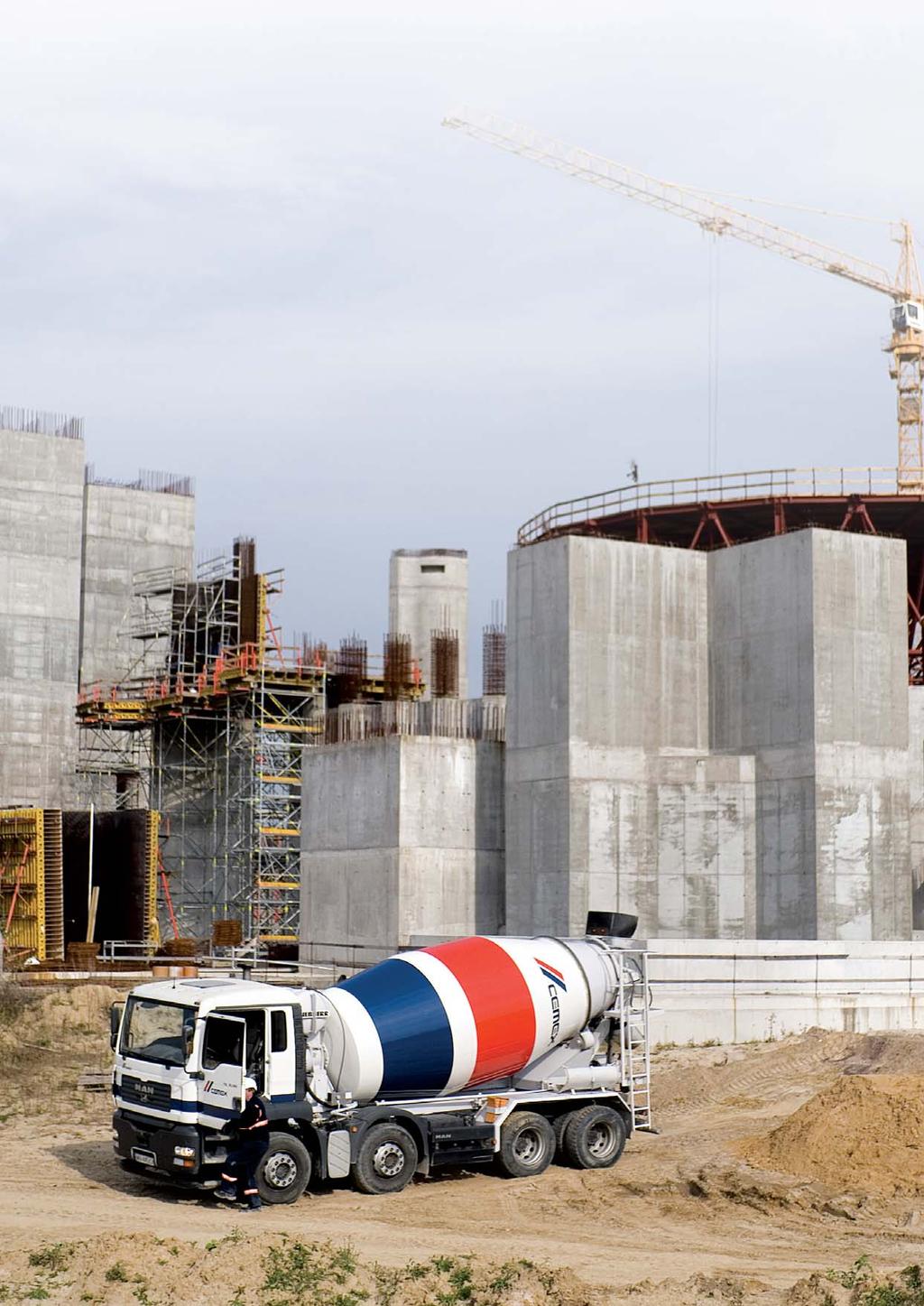 Beton towarowy i prefabrykacja KILKA PRAKTYCZNYCH INFORMACJI DLA PRODUCENTÓW BETONU W okresie letnim, przy wysokich temperaturach i małej wilgotnoêci powietrza, problematyczne mo e okazaç si