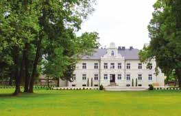 W miejscowości Rembieszów, na terenie dawnego przydworskiego parku zobaczyć można murowaną w stylu klasycystycznym kaplicę. W jej wnętrzu znajduje się barokowy ołtarz pochodzący z XVII w.