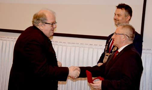 Wikszo spotka, codzienne sztaby kryzysowe z premierem, odbywamy w formie wideokonferencji. Pozostali czonkowie rzdu nie musz Jacek Sasin mia kontakt z grnikiem zakaonym
