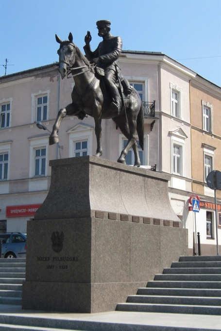 Gra miejska Kieleckie Pomniki Niepodległości Kielce są dla mnie czem pierwszy uśmiech ukochanej, czem pierwszy promień rannego brzasku tak Józef Piłsudski powiedział o wydarzeniach z sierpnia 1914