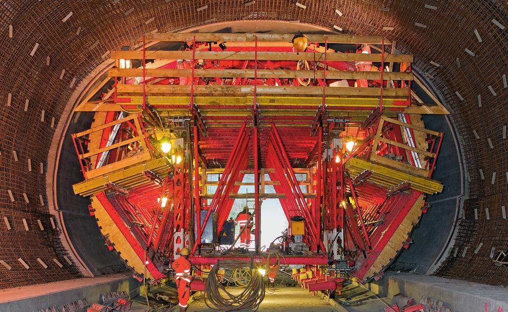 VARIOKIT przy budowie obiektów tunelowych Metoda górnicza, częściowo monolityczna Deskowanie przejezdne w metodzie górniczej ogólnie musi spełniać bardzo wysokie wymagania dotyczące parcia mieszanki